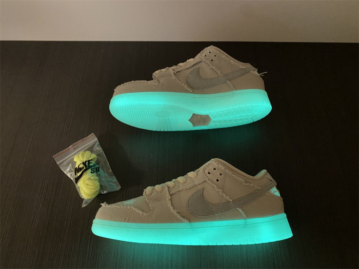 nike sb dunk low “mummy” dm0774-111