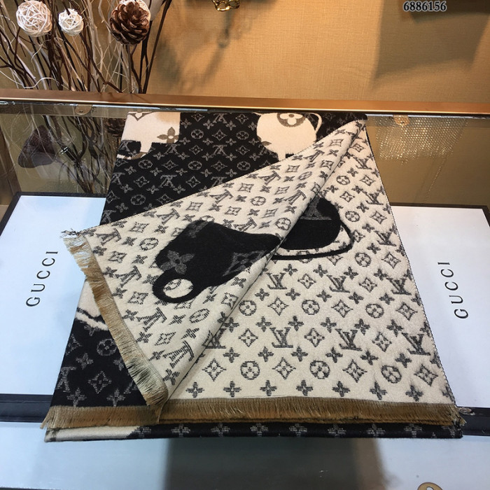 l**is V*t*n scarf