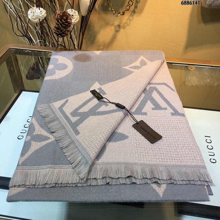 l**is V*t*n scarf