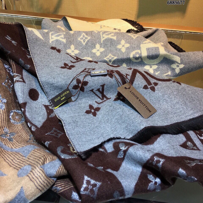 l**is V*t*n scarf