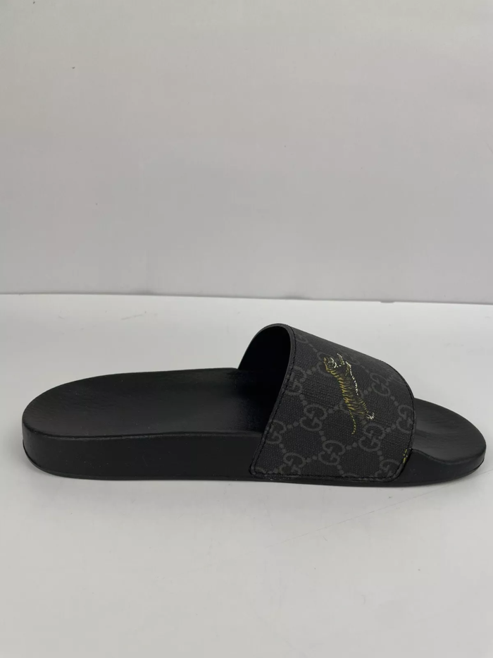 G*u*i sandal