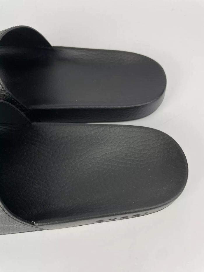 G*u*i sandal